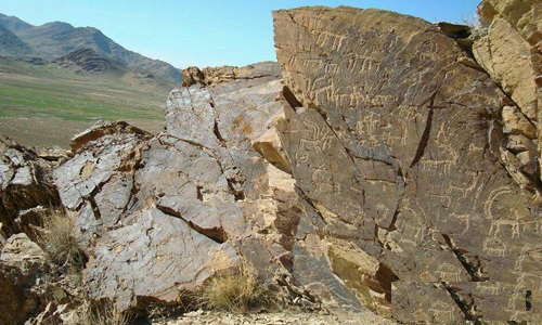 نقوش باستانی صخره ای و یک تپه عصر ساسانی در بخش میمه اصفهان کشف شد