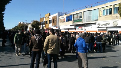 معترضان به گرانی بنزین در شاهین‌شهر خیابان امام را مسدود کردند+تصاویر 5