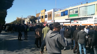 معترضان به گرانی بنزین در شاهین‌شهر خیابان امام را مسدود کردند+تصاویر 8