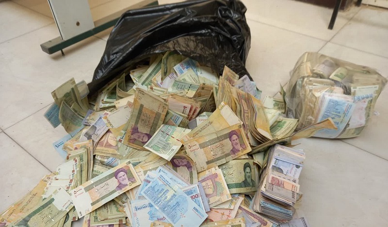 دستگیری فروشنده حرفه ای مواد مخدر در شاهین شهر/کشف ۲ میلیارد ریال پول حاصل از فروش مواد