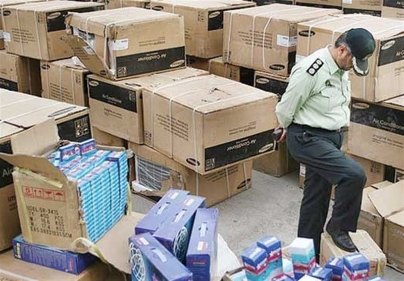 توقیف دو دستگاه کامیونت حامل ۶ میلیارد کالای قاچاق در شاهین‌شهر 