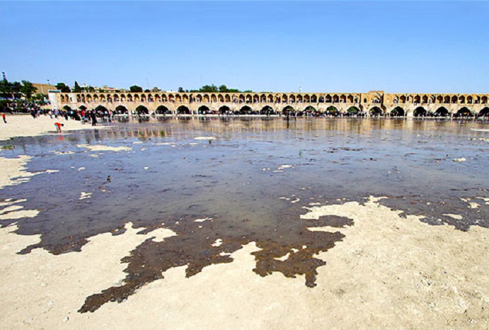 سد زاینده‌رود با یک روز تأخیر باز شد/23 آبان ماه آب به سی و سه پل اصفهان می رسد
