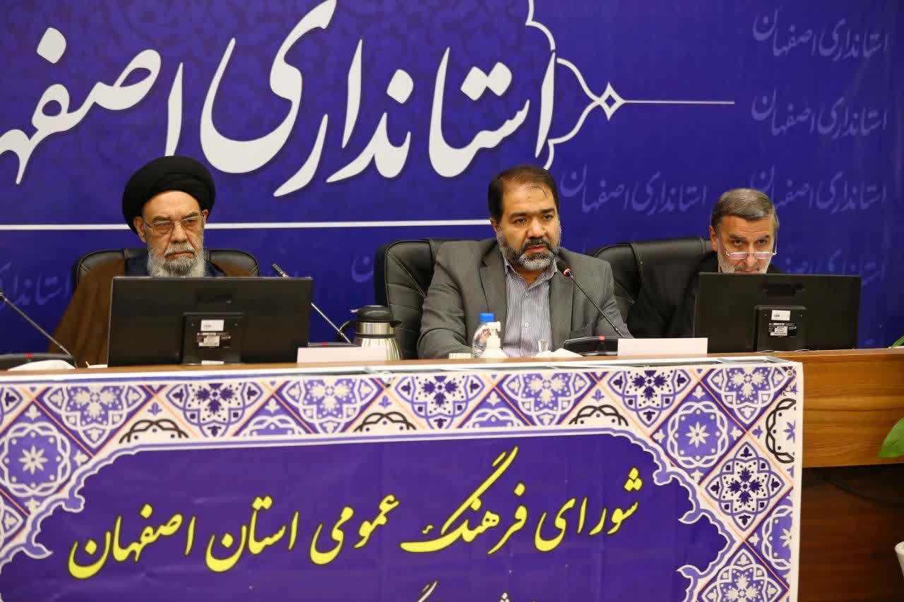 در همه تندبادهای اصفهان نیروهای انقلابی پای کار هستند